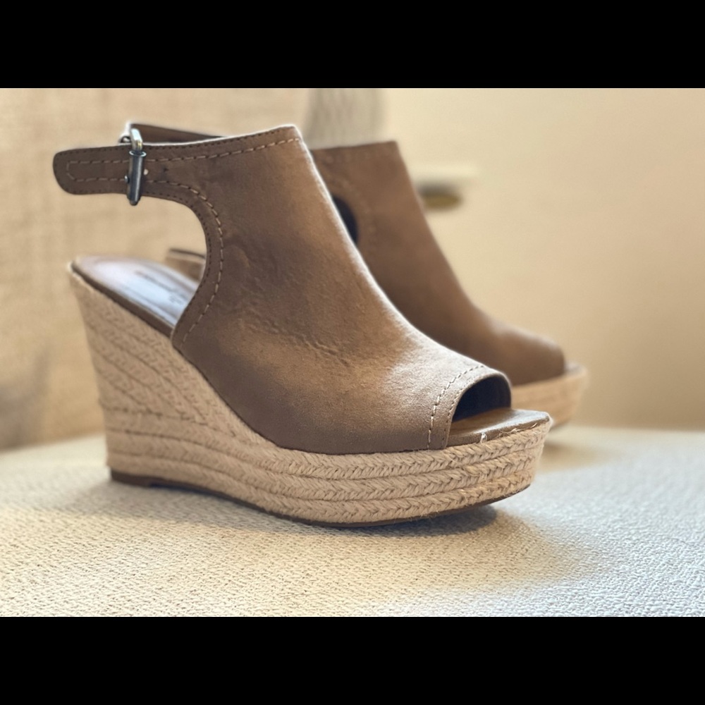 Universal Thread Gray Wedge *NEVER WORN*